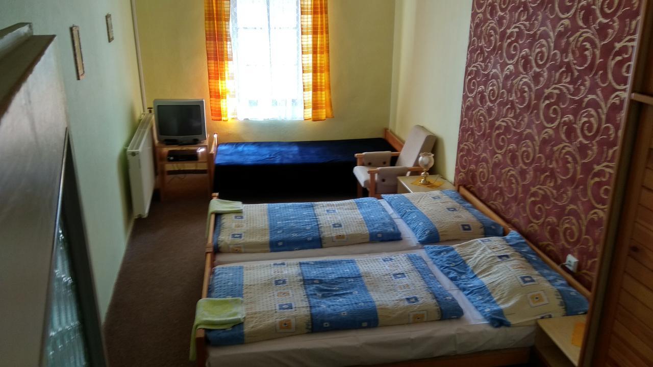 Hotel U Broucka Нове-Место-над-Метуйи Экстерьер фото